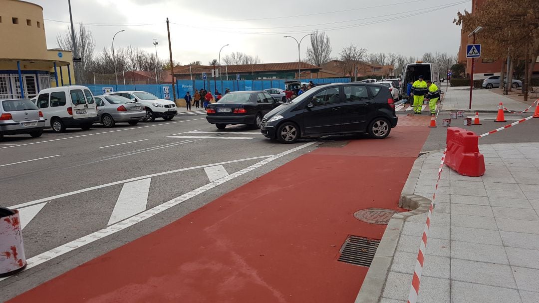 Pintando el carril bici en la calle Buenafuente