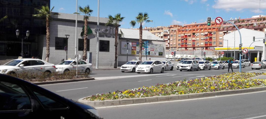 Vehículos de Radio Tele Taxi circulando por el centro de la ciudad