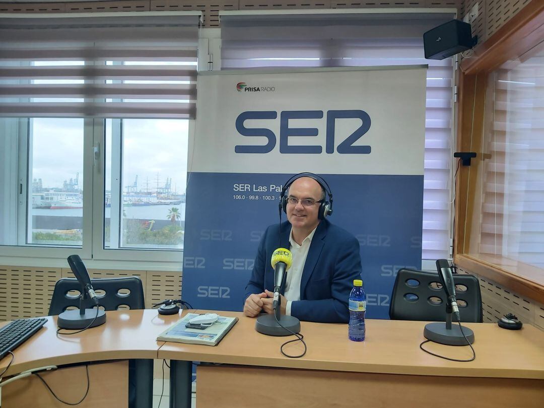 Anselmo Pestana en los estudios de SER Las Palmas