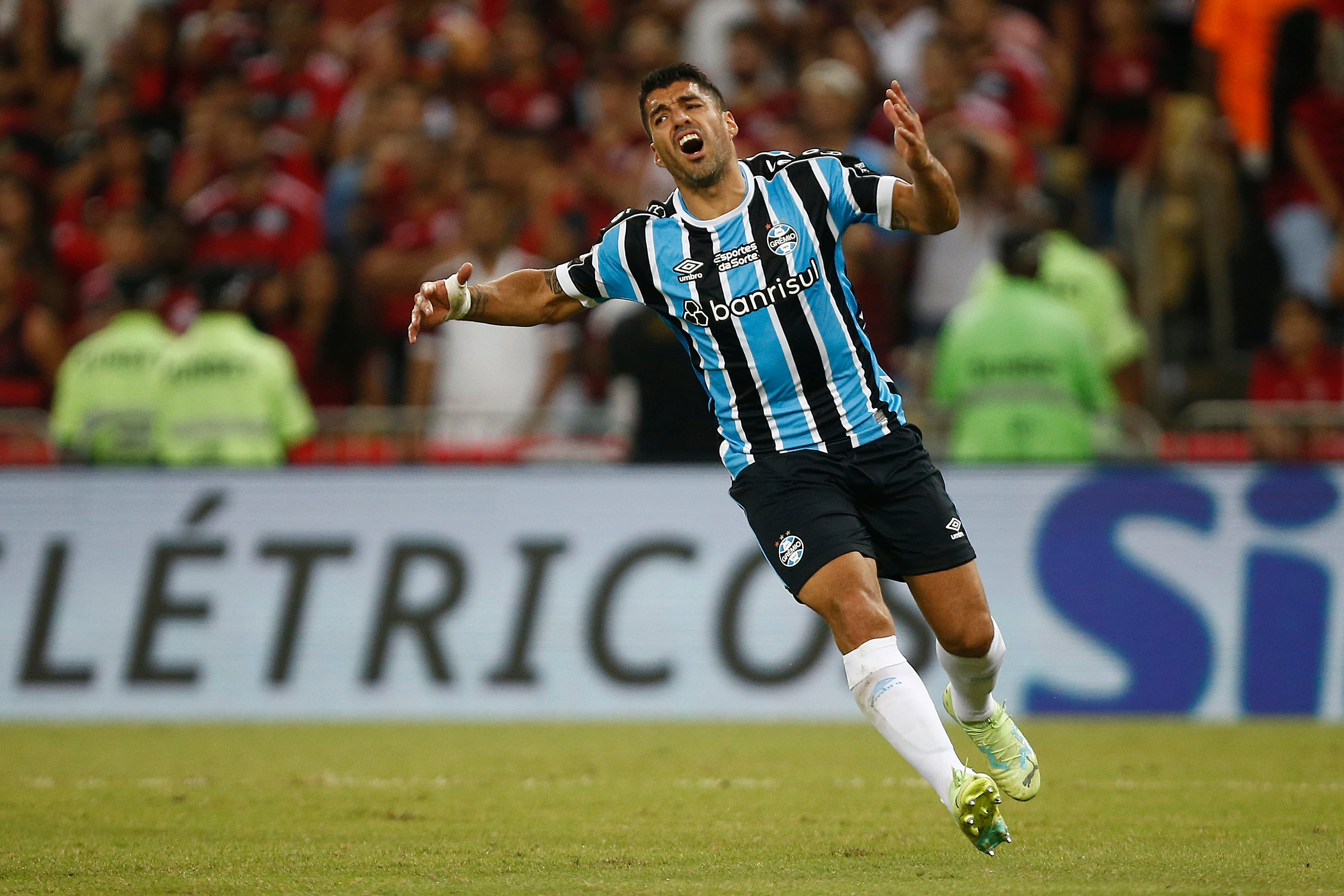 Luis Suárez lamenta una ocasión fallada durante un partico con Gremio