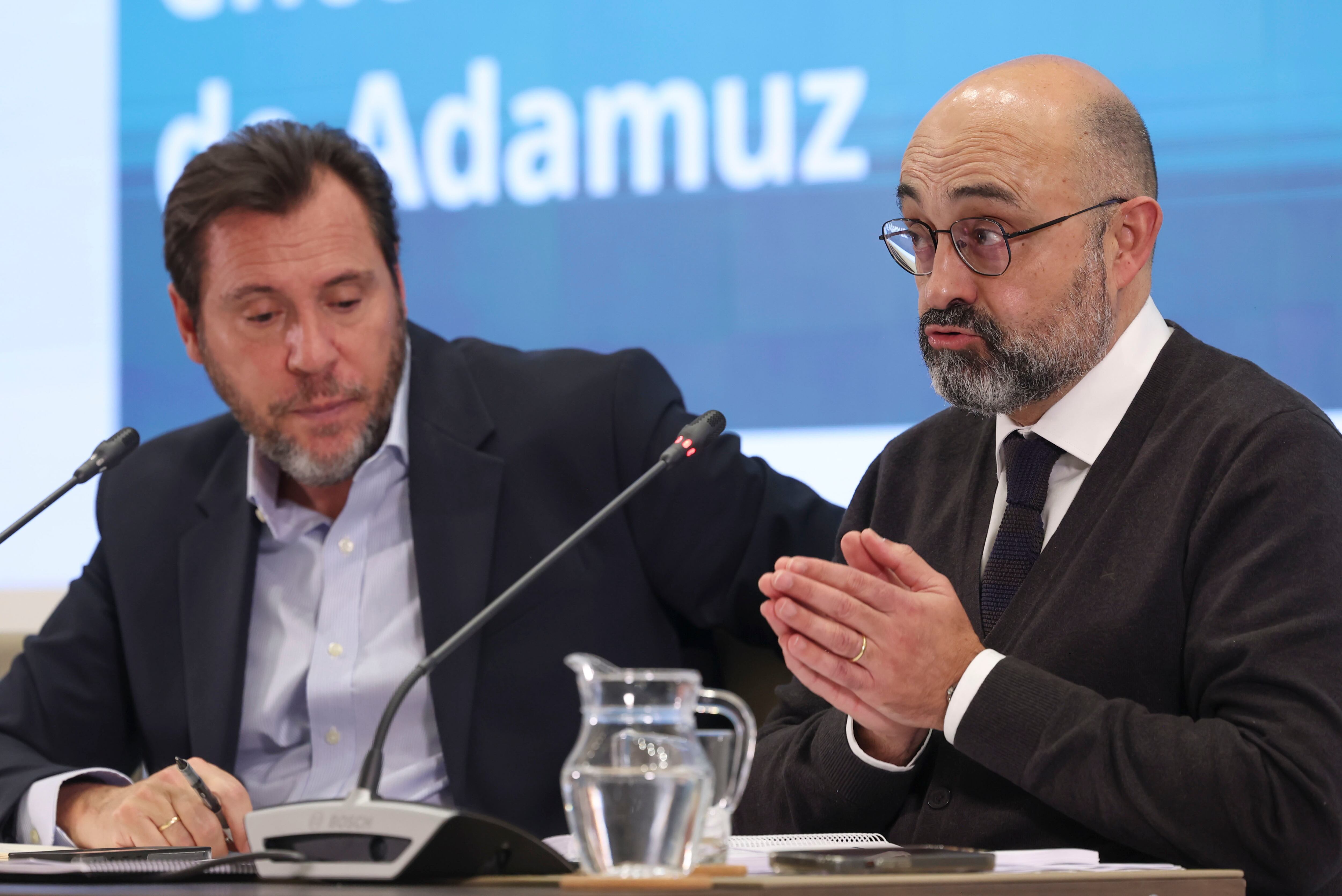 El ministro de Transportes, Óscar Puente, y Luis Pedro Marco de la Peña, presidente de Adif, ofrecen una rueda de prensa en Madrid
