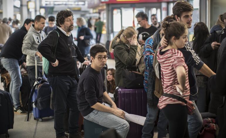 Pasajeros afectados por la huelga del personal de tierra esperan para recibir información de sus vuelos en el aeropuerto Tegel en Berlín este lunes.