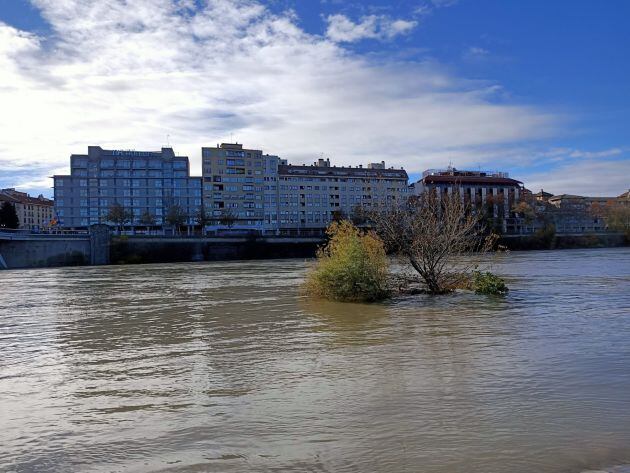 Crecida del Ebro a su paso por Zaragoza con una mejana en el centro.