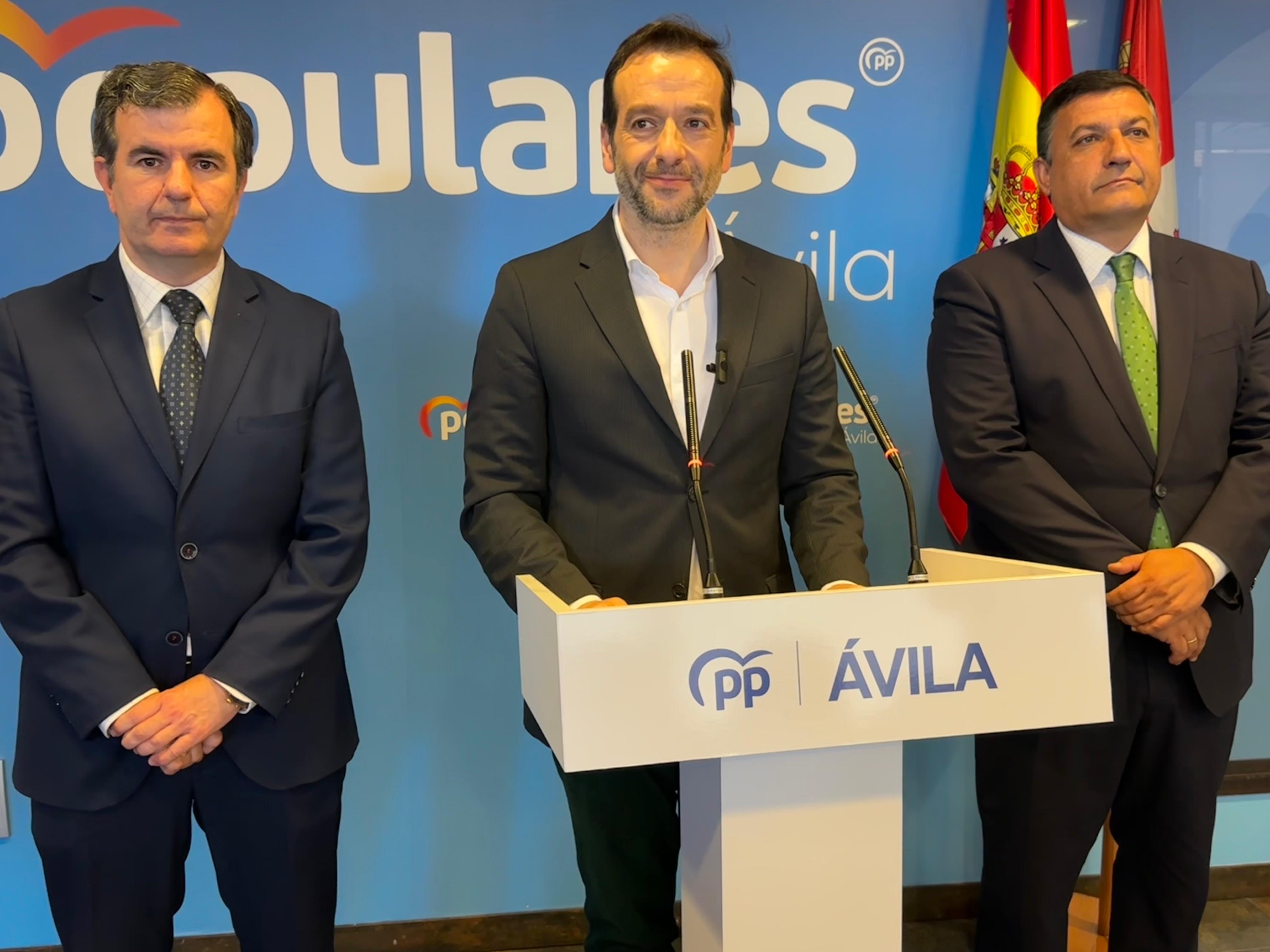 Jorge Pato, portavoz del PP en el Ayuntamiento de Ávila, durante la rueda de prensa para valorar la postura del PSOE