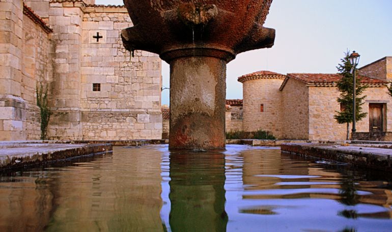 Fuente en la plaza de Poyatos.