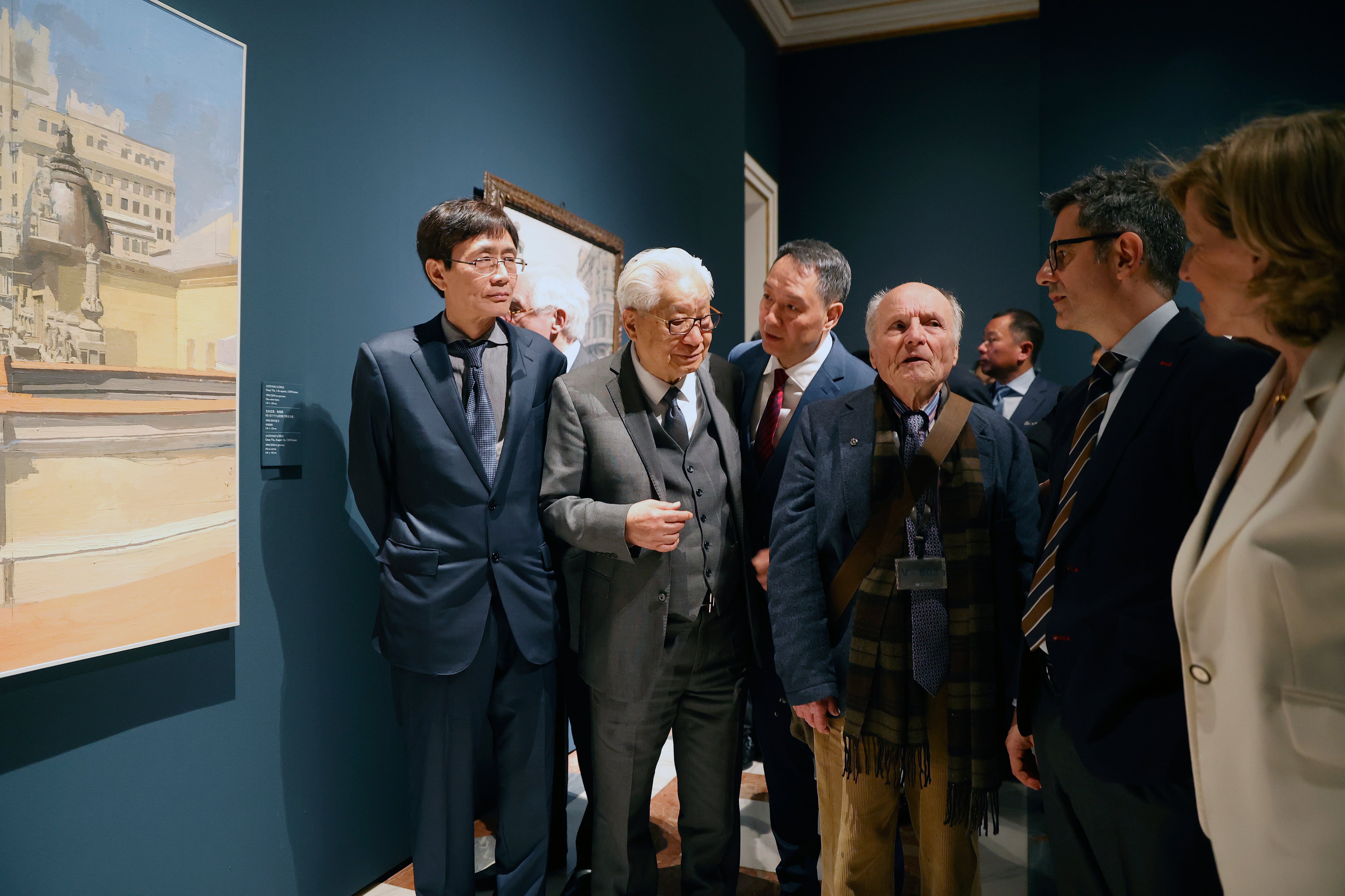 MADRID, 12/04/2024.- El ministro de la Presidencia, Relaciones con las Cortes y Memoria Democrática, Félix Bolaños (2d), y el pintor chino Quan Shanshi (2i) y el pintor español Antonio López (3d) asisten a la inauguración de la exposición &#039;Más allá del realismo, arte figurativo de China y España&#039;, que conmemora el 50 aniversario de las relaciones diplomáticas entre los dos países.