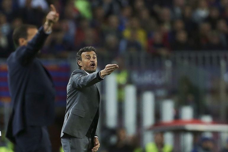 Luis Enrique da indicaciones a los suyos