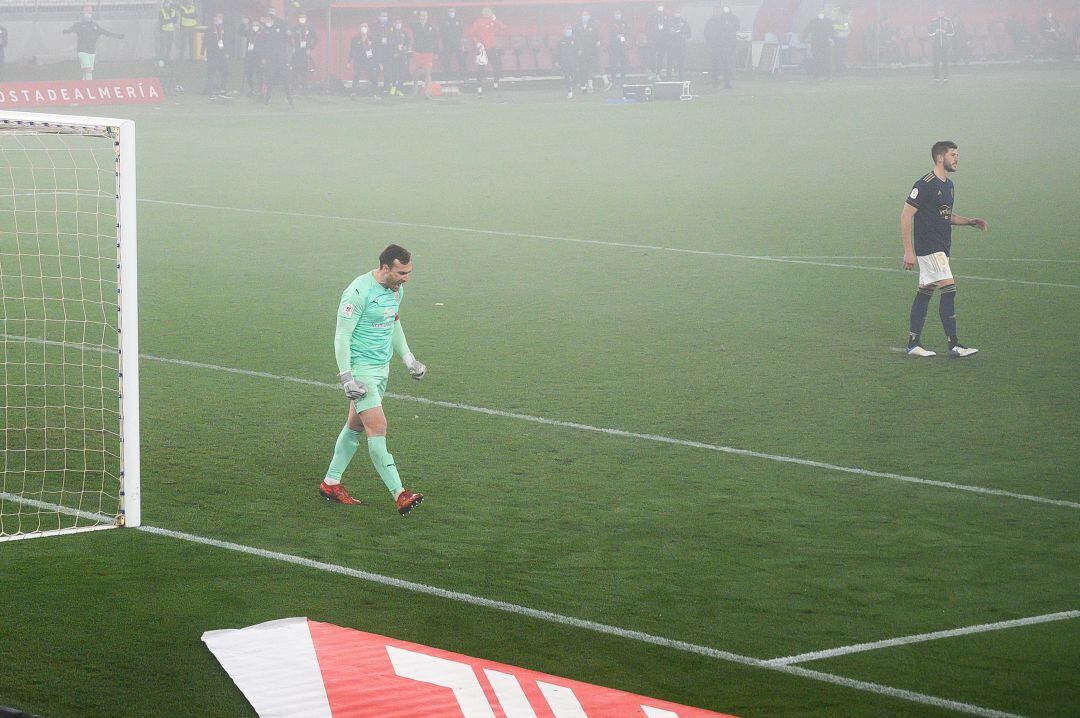 El meta Fernando tras pararle el penalti a David García.