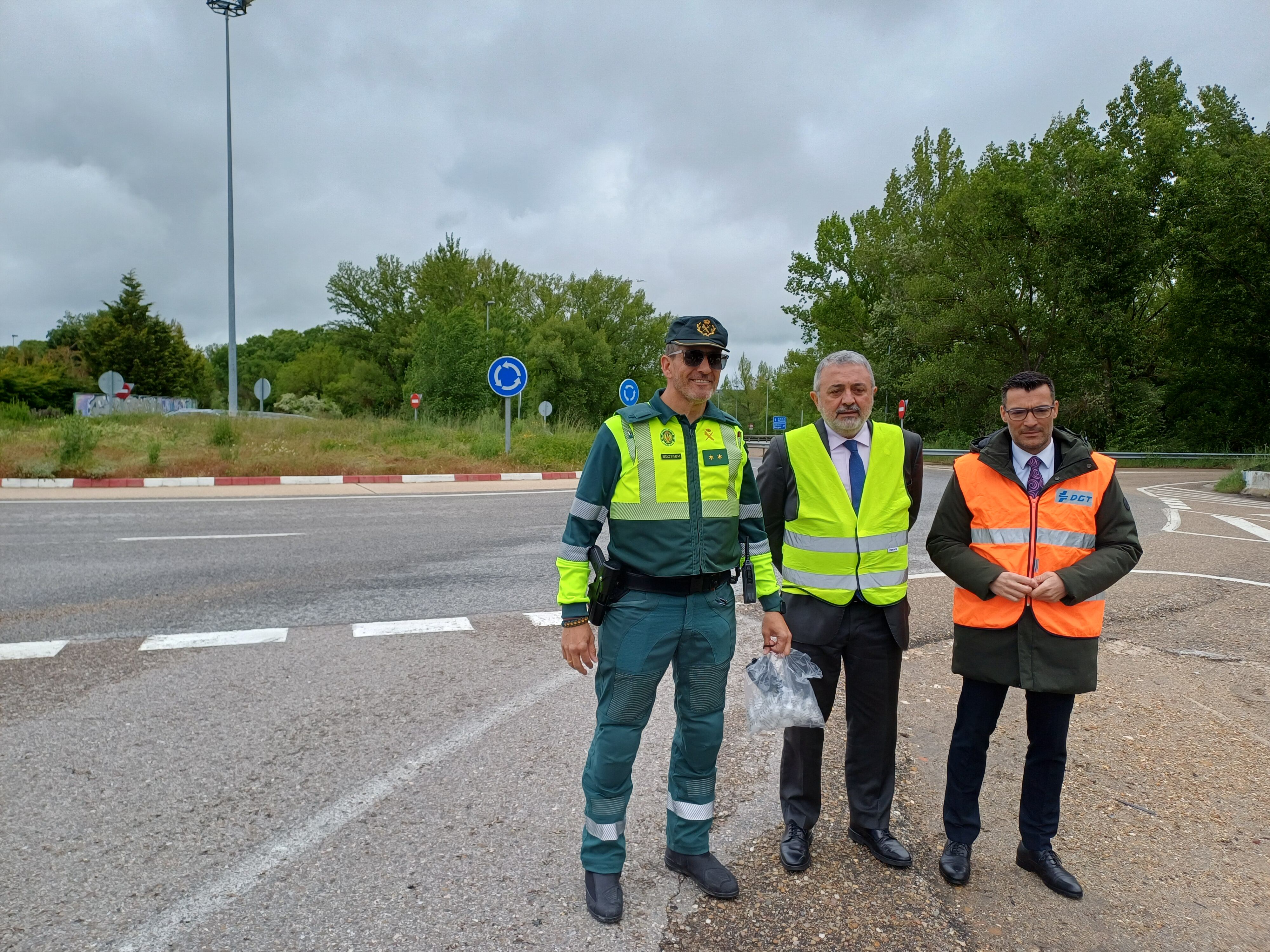 El subdelegado del Gobierno en Burgos, Pedro de la Fuente, flanqueado por el jefe provincial de tráfico, Raúl Galán, y el teniente del Subsector de Tráfico de la Guardia Civil, Óscar Pérez Romero