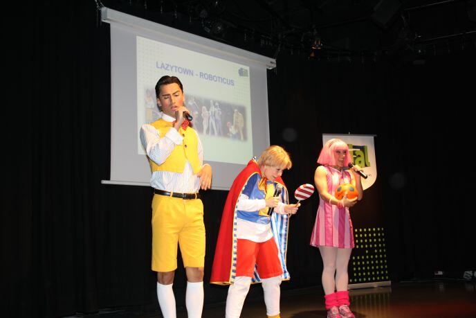 Els protagonistes del musical LazyTown a l'estudi Toreski