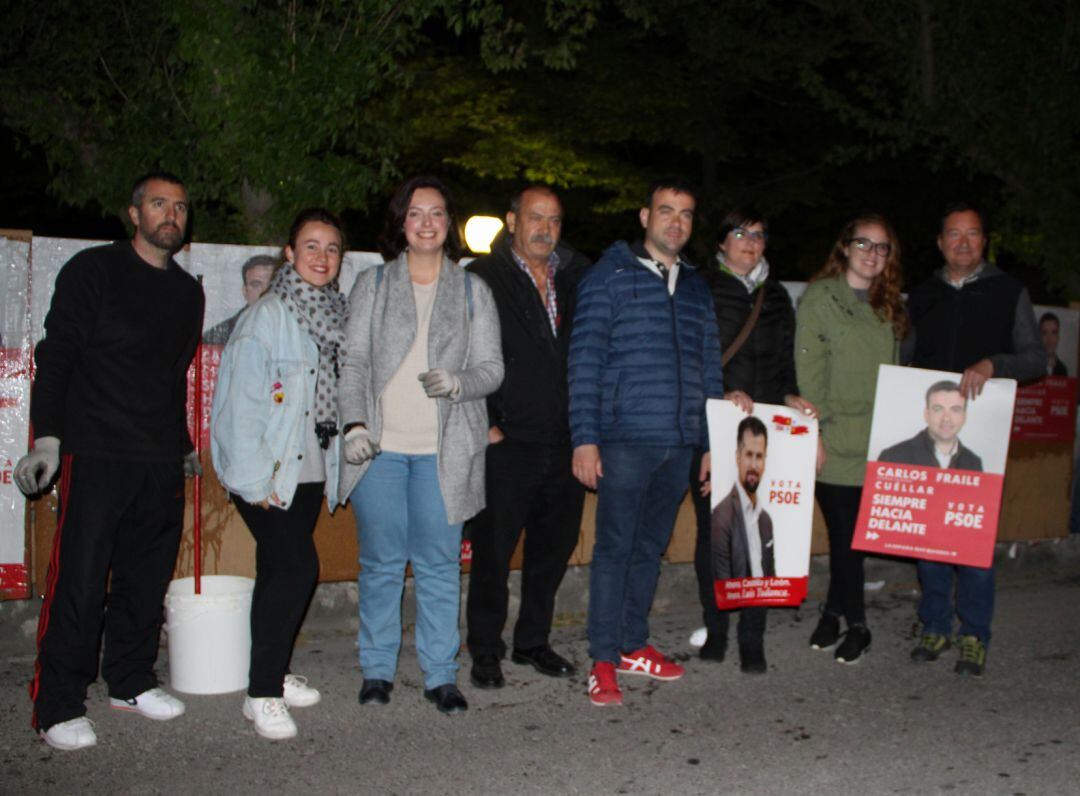 Los miembros de la candidatura socialista, con Carlos Fraile al frente, participan en la pegada de carteles en Cuéllar