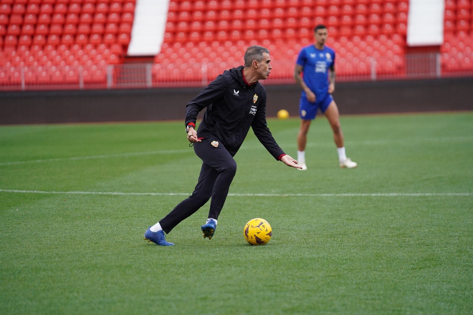 Garitano preparando a los futbolistas para el choque en Granada.