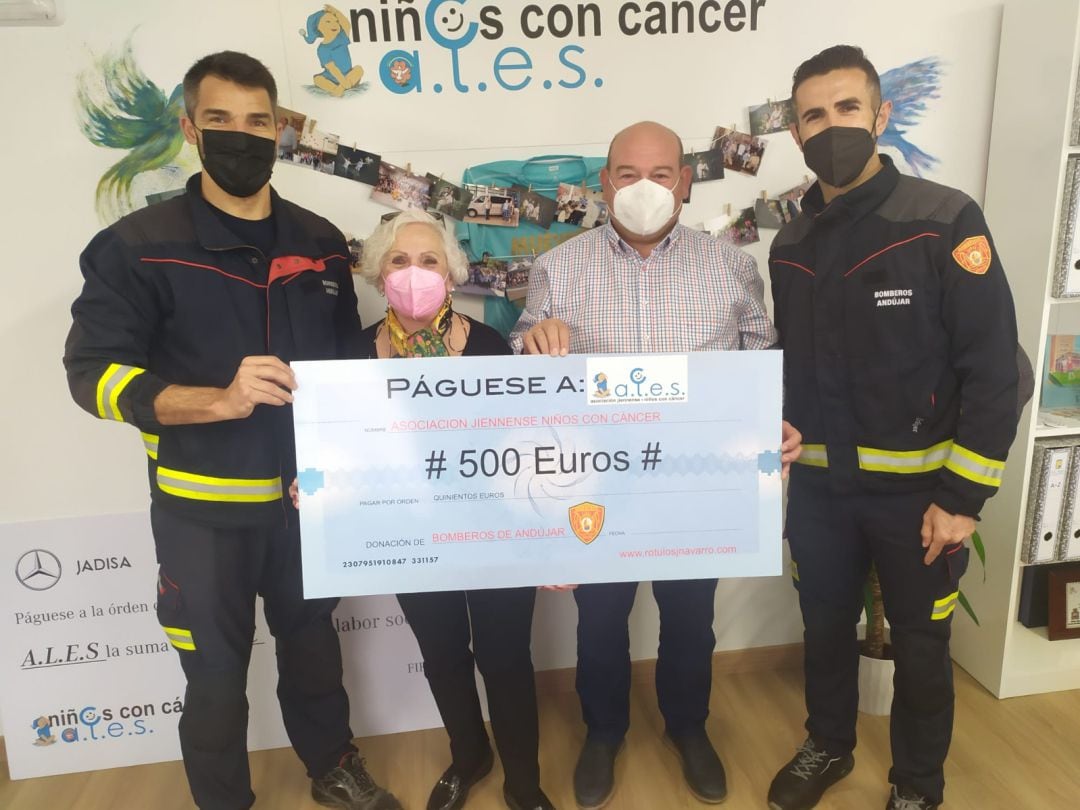 Los bomberos del Parque Comarcal de Andújar hacen entrega del cheque con la donación a la asociación ALES