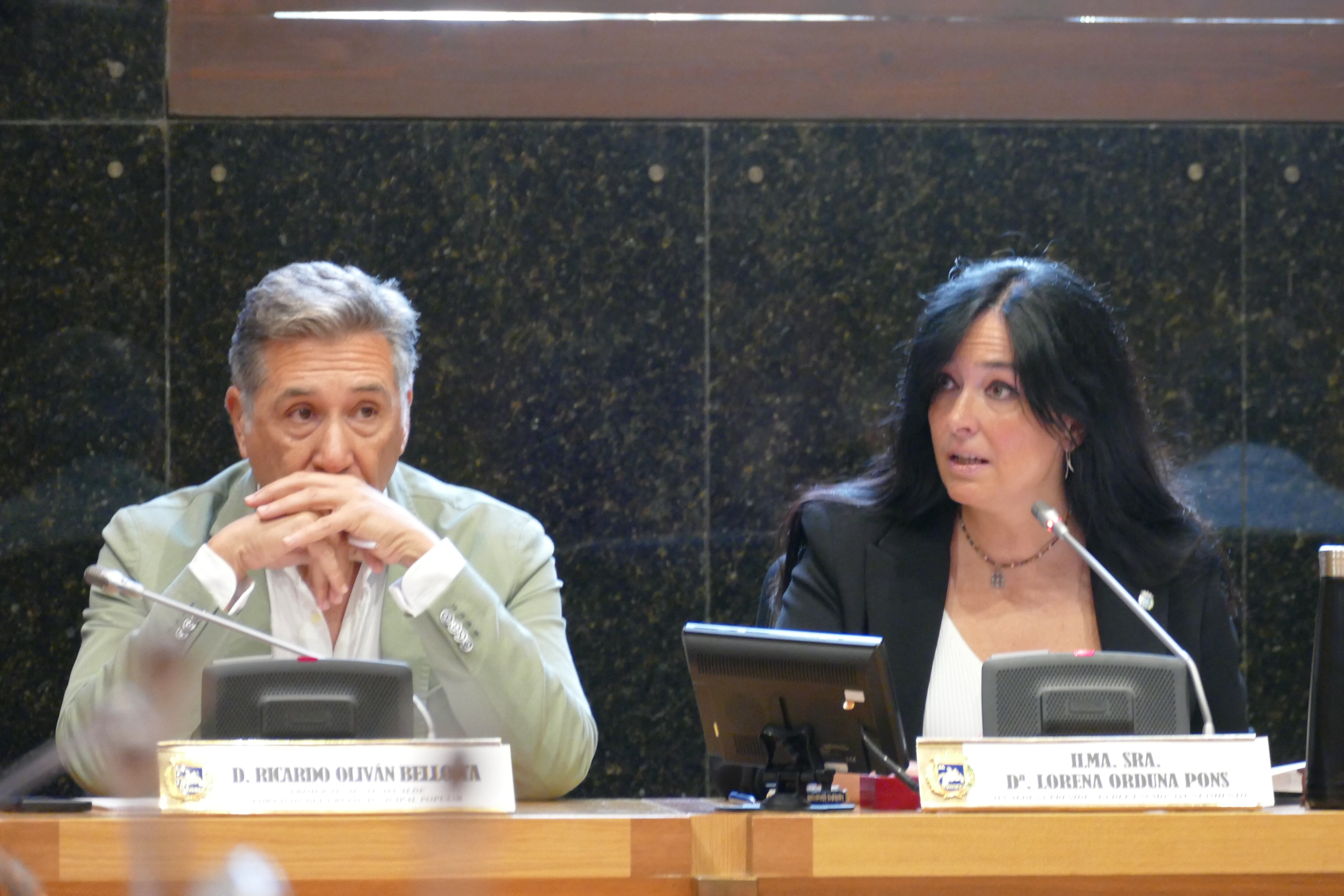 Ricardo Oliván y Lorena Orduna en un pleno del Ayuntamiento de Huesca