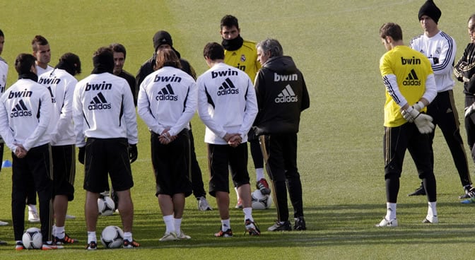 Mourinho da instrucciones a sus jugadores en uno de los campos de Valdebebas