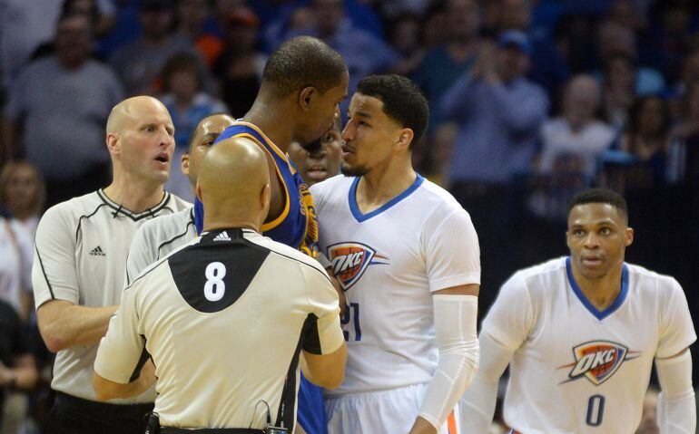 Kevin Durant y Andre Roberson se encaran durante un momento del partido