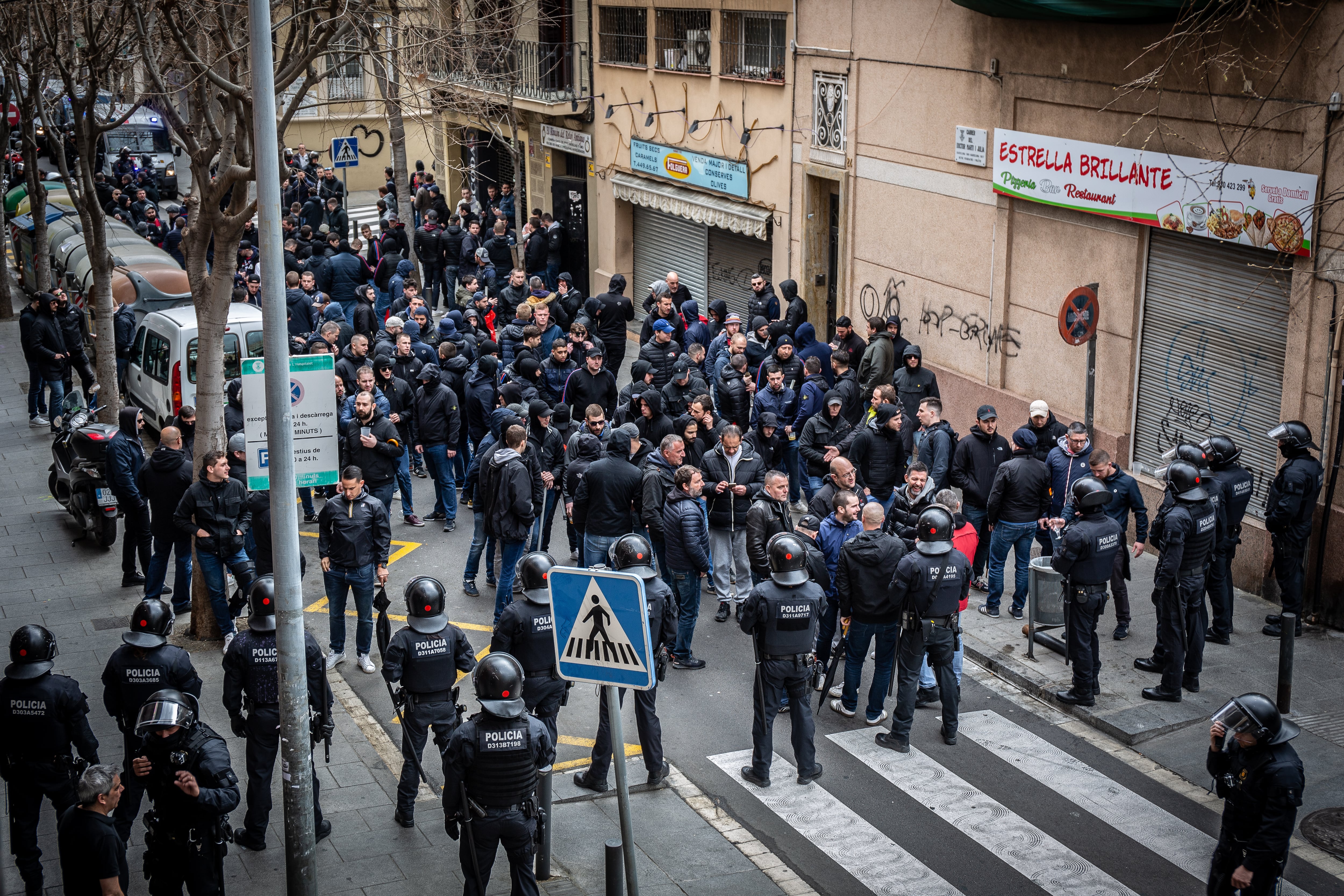 Aficionados ultras son retenidos por la policía