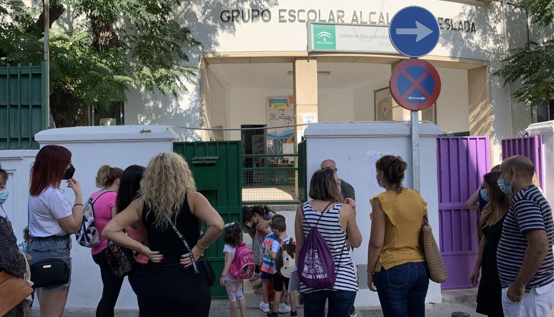 Acceso al Colegio &#039;Alcalá Venceslada&#039; de la capital.