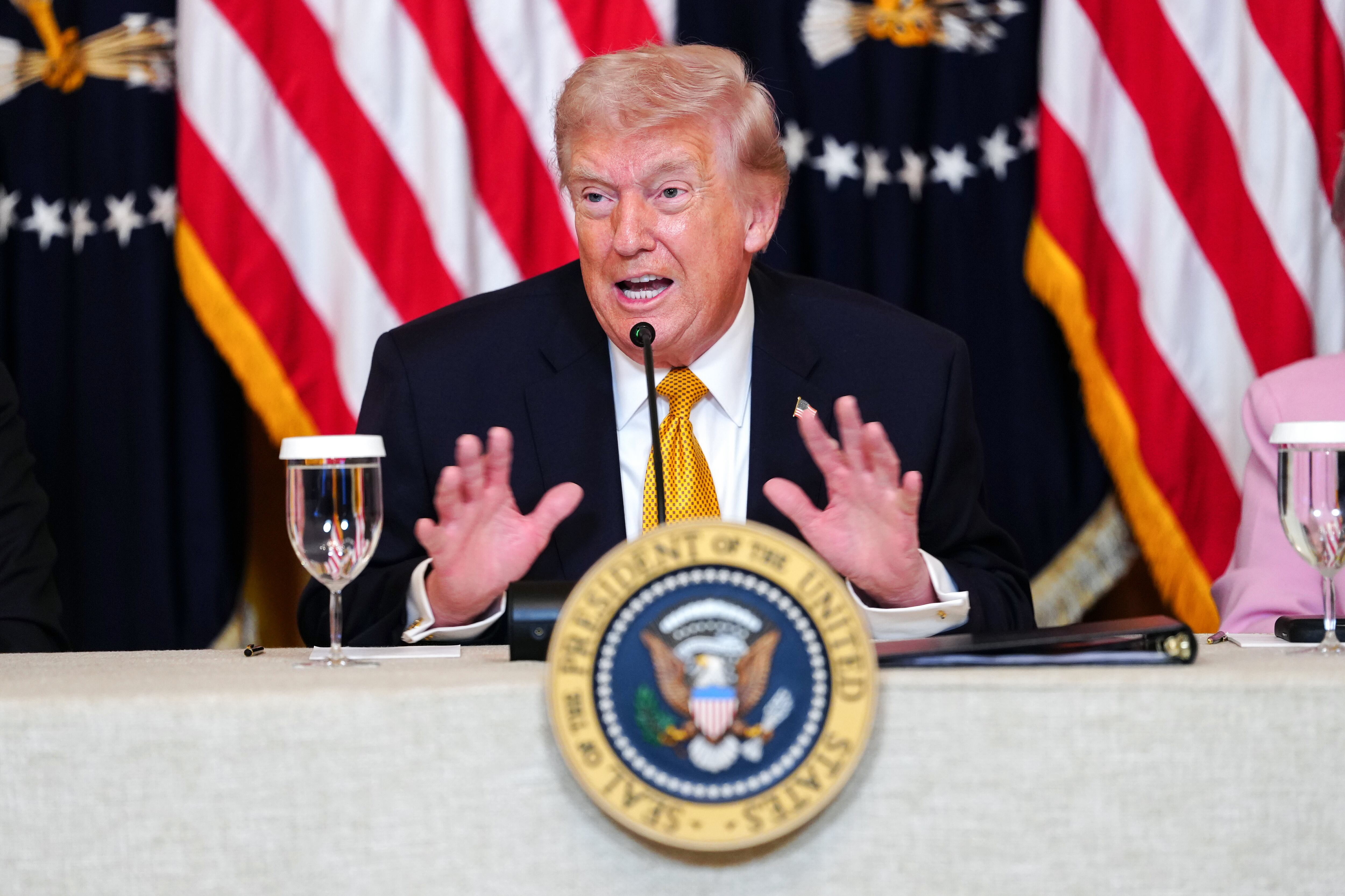 Donald Trump responde a la prensa desde el centro de Artes Escénicas John F. Kennedy en la Casa Blanca