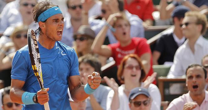 El español celebra un punto en la final de Roland Garros en la que ha vencido al suizo Federer para hacerse con su sexto título en París.