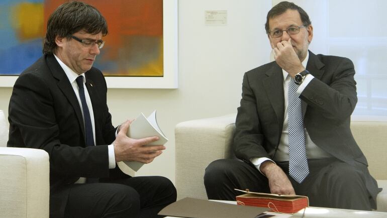 El presidente del Gobierno Mariano Rajoy (D) gesticula junto al presidente de la Generalitat de Cataluña, Carles Puigdemont, durante su encuentro en La Moncloa el 20 de abril de 2016.