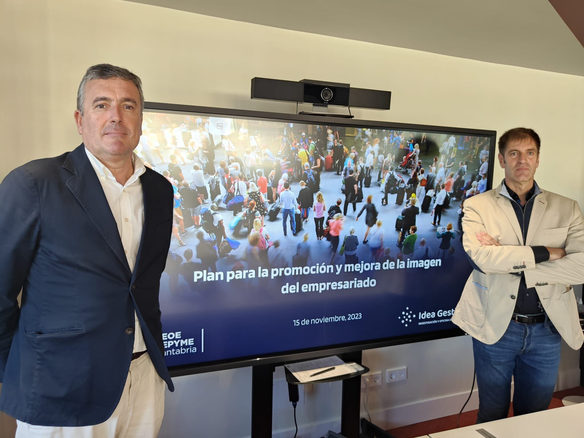 Pedro Lanza (responsable del proyecto) y Enrique Conde (presidente CEOE Cantabria) en la presentación del estudio