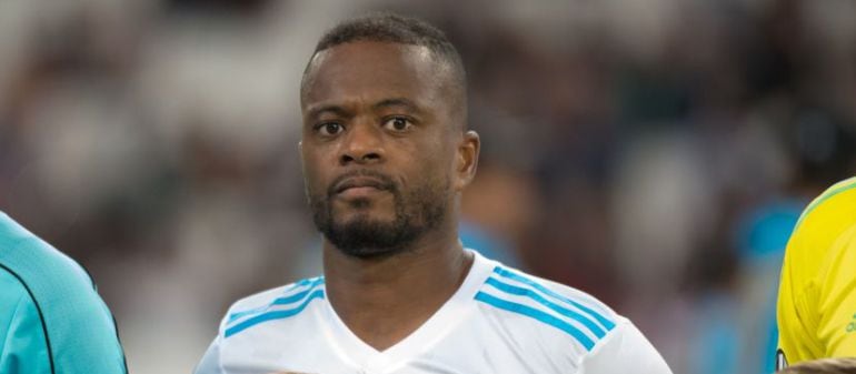 Patrice Evra, durante su época en Marsella, días antes de dar una patada a un aficionado