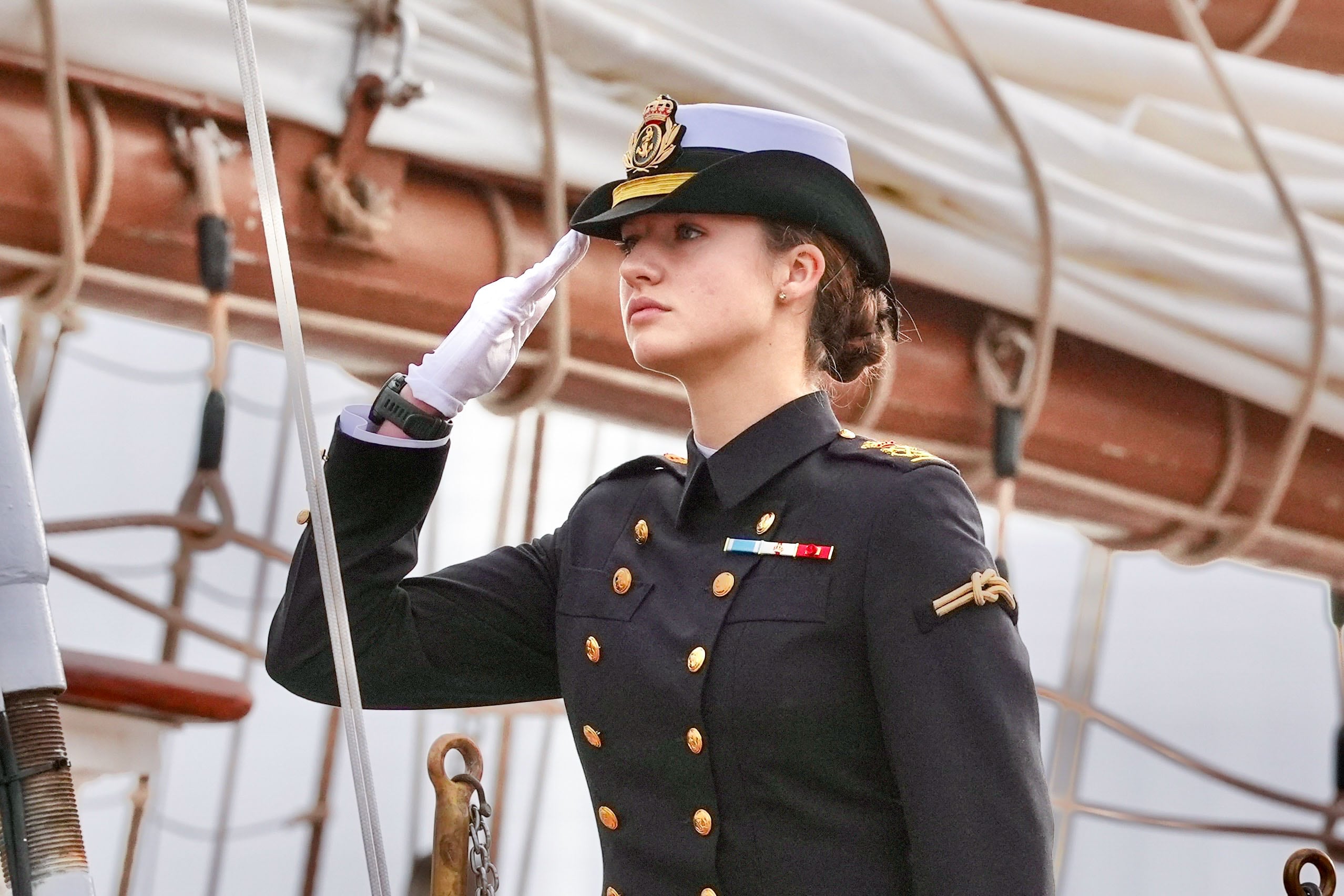 CÁDIZ, 11/1/2025.- La Princesa de Asturias, este sábado en el buque escuela de la Armada española Juan Sebastián de Elcano para iniciar la travesía del 97 crucero de instrucción. EFE/ Roman Ríos.