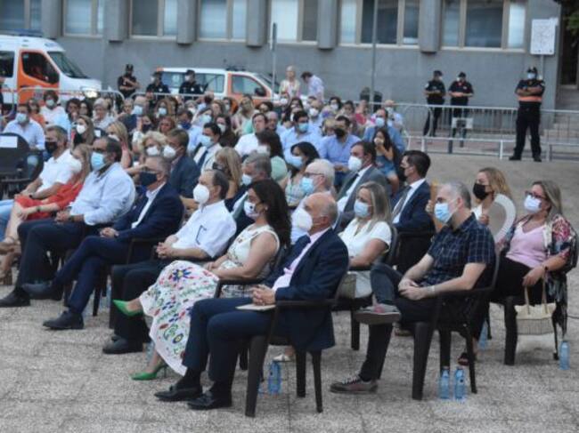 Autoridades sentadas durante el reconocimiento de los ciudadanos ejemplares celebrado en la Plaza de los Mercedarios