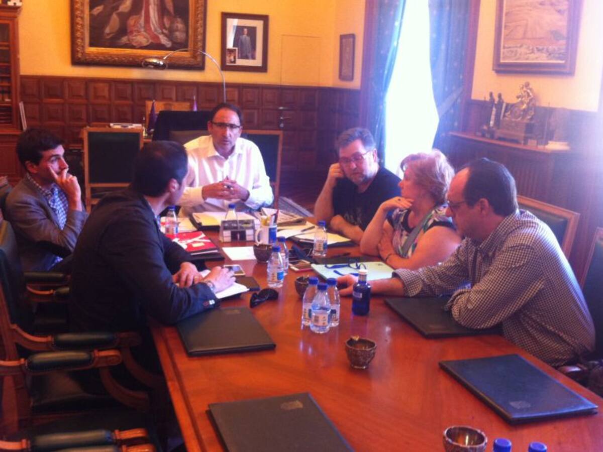 Ayuntamiento y hosteleros abogan por mejorar la Feria de Día de San Antolín