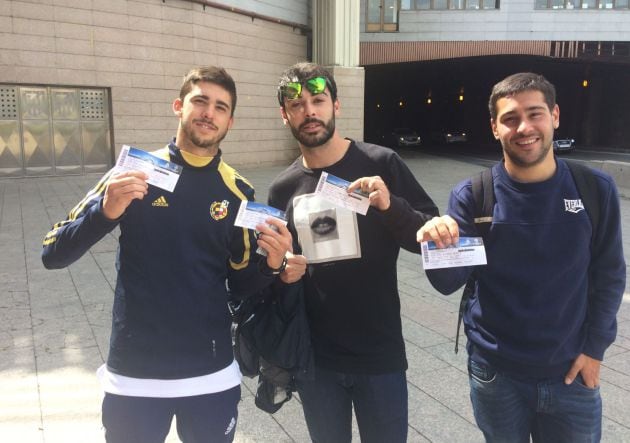 Tres aficionados muestran sus entradas para la ida de semifinales de la Champions League.