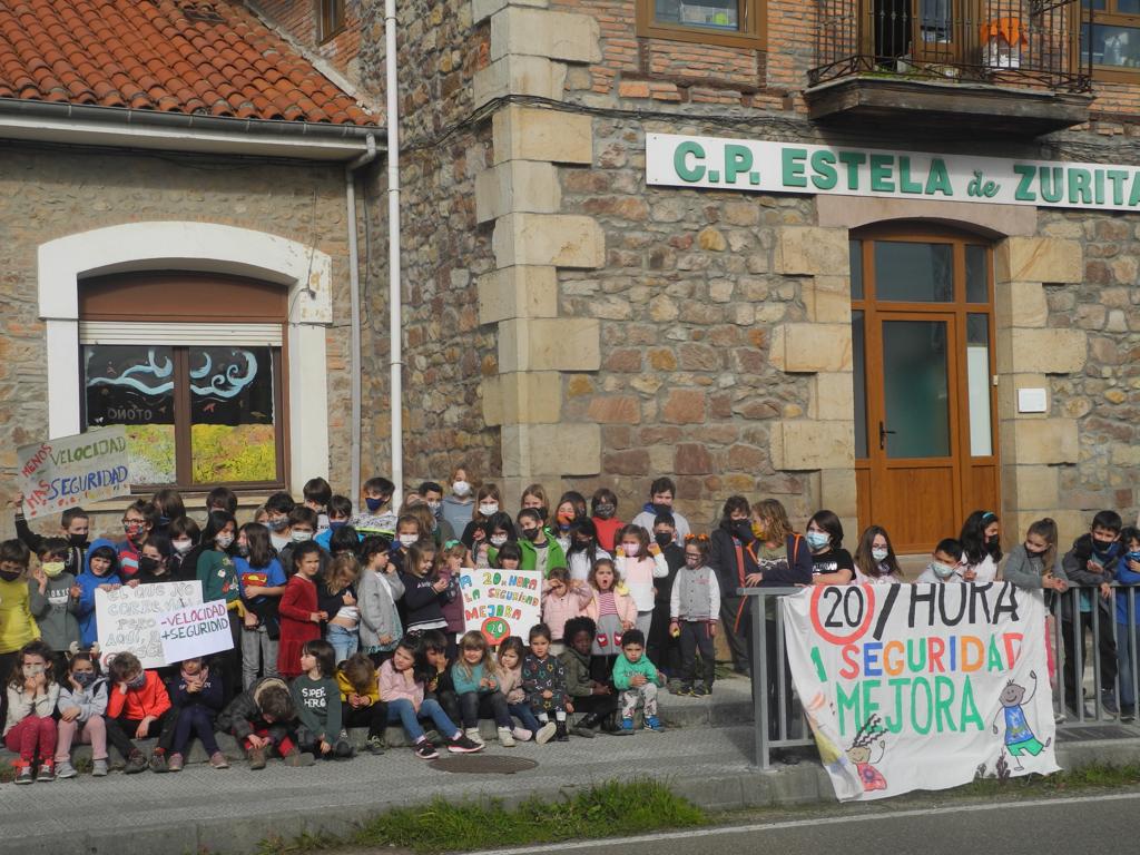 Alumnos del colegio Estela de Zurita se han concentrado a las puertas del centro.