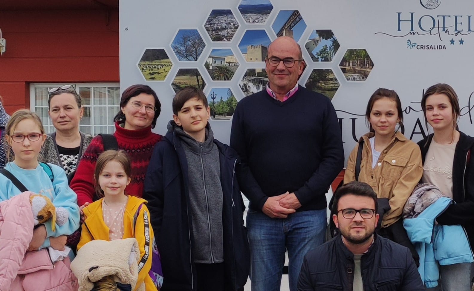 El presidente de la Fundación Promi, Juan Pérez Benítez, con algunas de las familias refugiadas que han llegado a Cabra