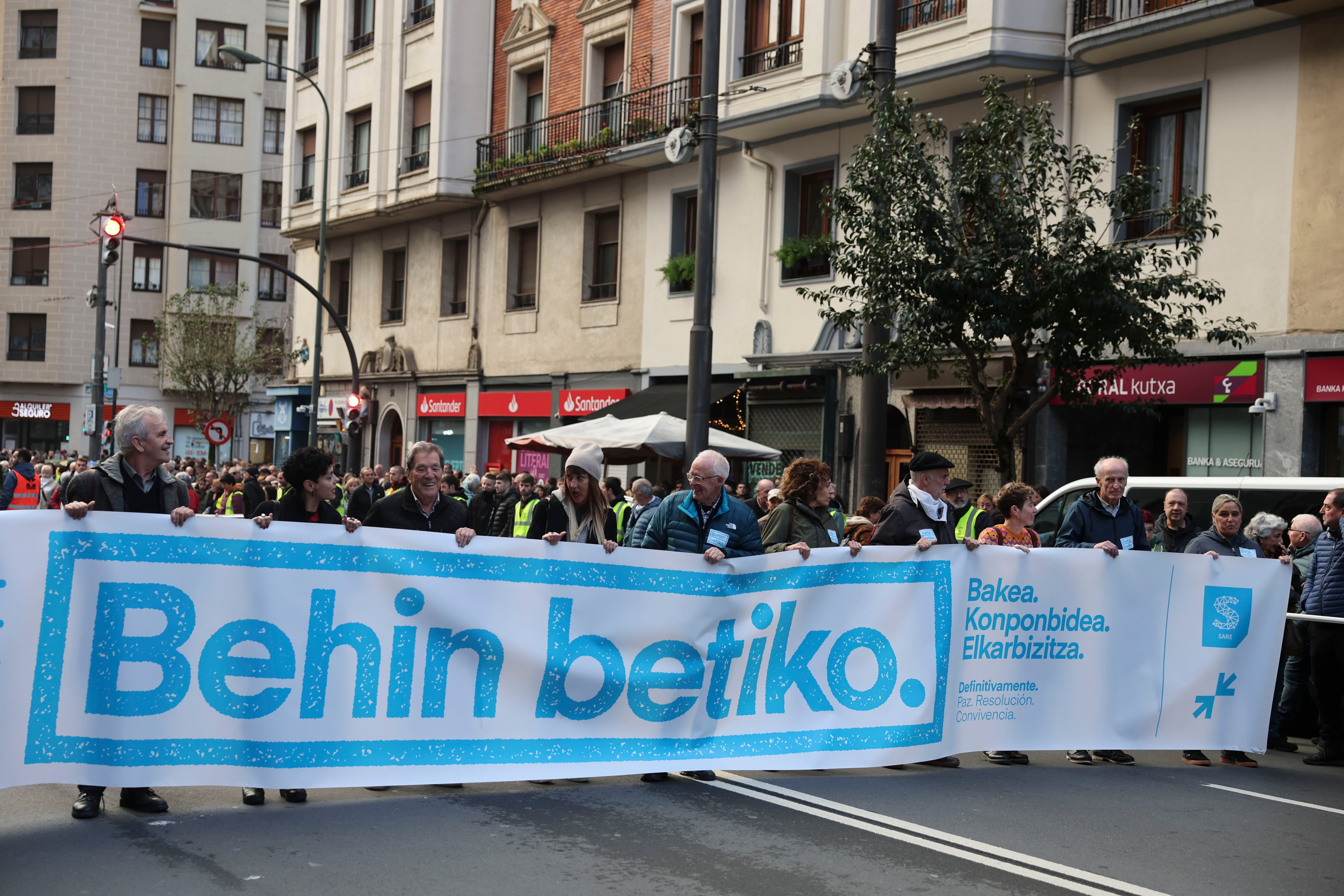 BILBAO, 11/01/2025.- Varias personas participan este sábado en una manifestación convocada por la organización de apoyo a los presos de ETA Sare para reivindicar que se &#039;agilicen&#039; las excarcelaciones bajo el lema &#039;Behin betiko&#039; (De una vez por todas), en Bilbao. EFE/ Luis Tejido
