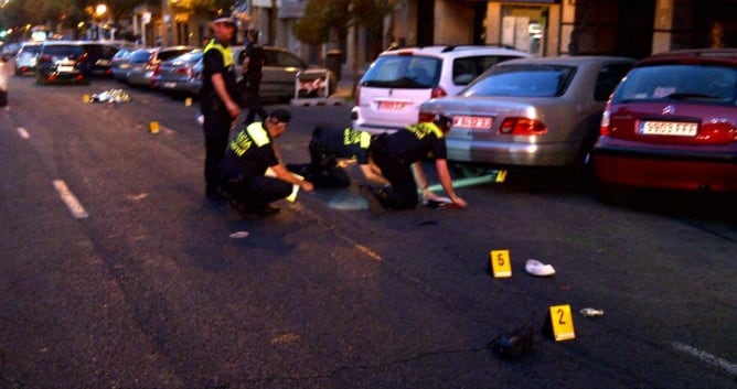 Los policías acordonan la zona del accidente, en la calle Toledo