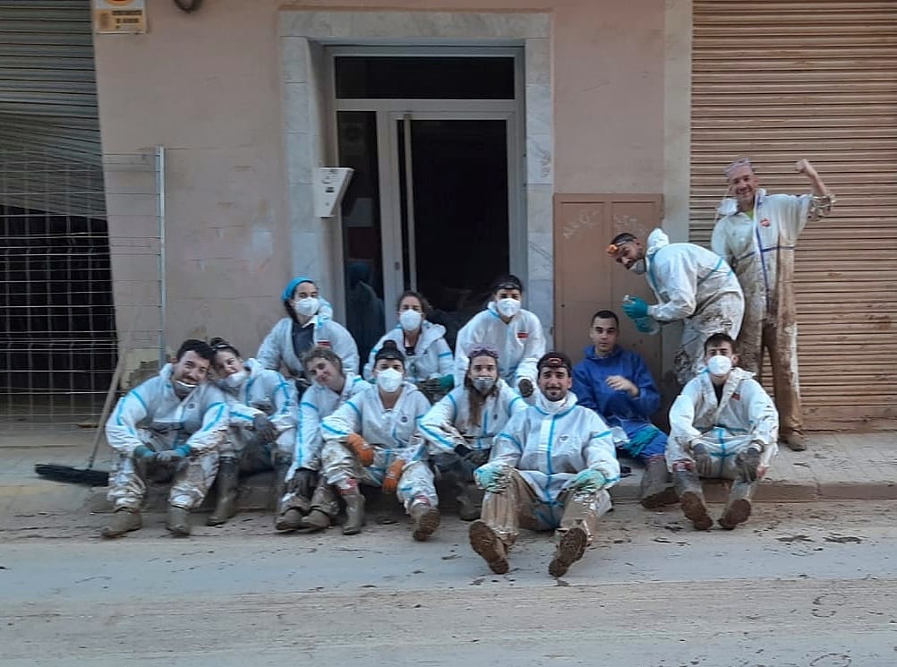 Grupo de voluntarios arriateños en la comunidad valenciana