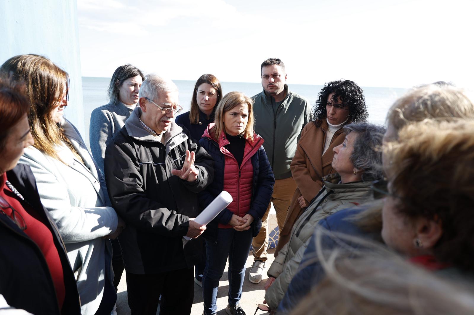 La delegada Pilar Bernabé situada junto al edificio afectado en la playa de Tavernes