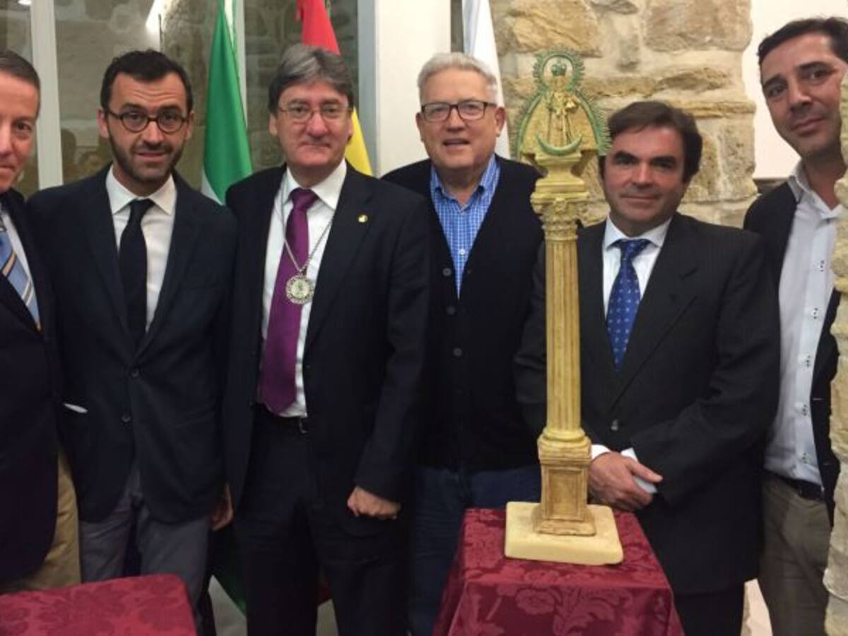 Presentado en Porcuna el boceto del futuro monumento a la coronación de la Virgen de Alharilla