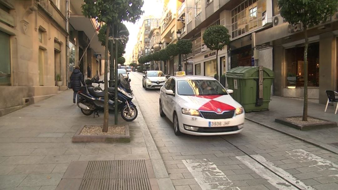 Vehículos circulando por el centro de Vigo. 