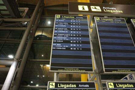 En el aeropuerto de Adolfo Suárez-Madrid Barajas, menos de una decena de vuelos aterrizan estos días en la Terminal 4, la única que continúa abierta