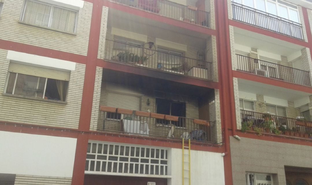 Imagen de la fachada del inmueble donde se ha producido el incendio en el que ha fallecido un joven de Barbastro 