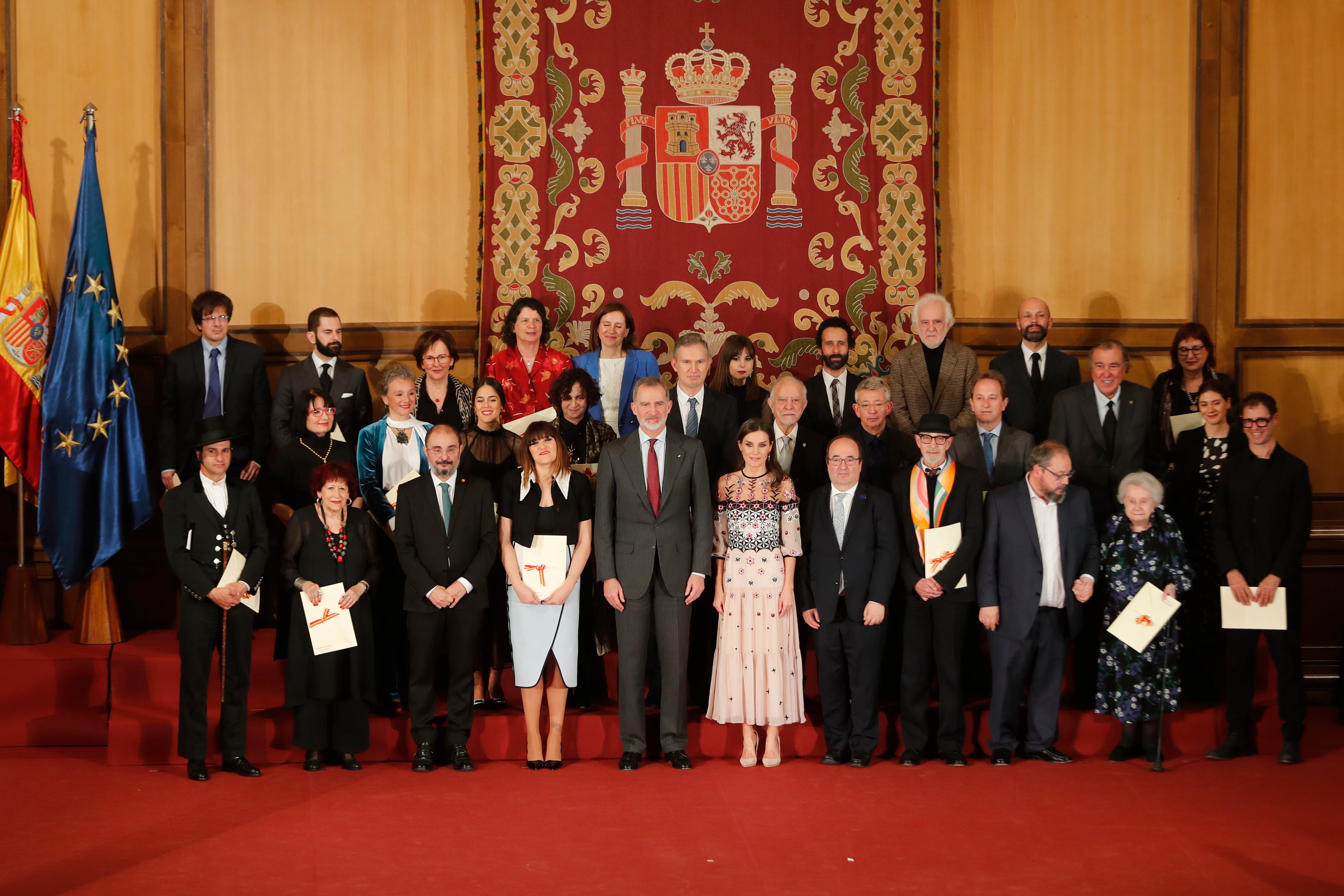 Los reyes Felipe VI y Letizia, el ministro de Cultura y Deporte, Miquel Iceta, y el presidente de Aragón, Javier Lambán, posan para una foto de familia junto a los galardonados, durante la entrega de los Premios Nacionales de Cultura correspondientes a 2021, este lunes en Zaragoza. EFE/ Javier Cebollada