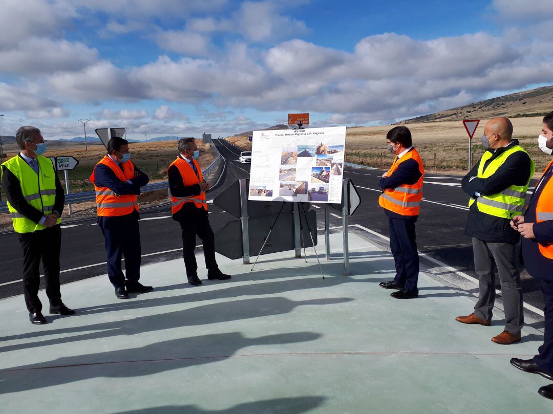 El consejero de Fomento y representantes de las instituciones abulenses han escuchado las explicaciones técnicas sobre las obras realizadas en la AV-500
