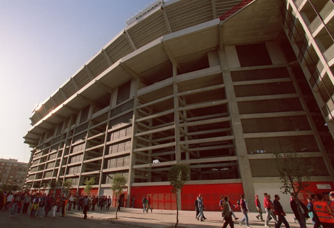 Lateral del viejo estadio de Mestalla, junto a la avenida de Aragón, en una imagen de archivo