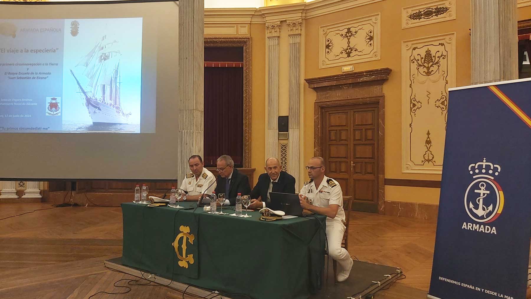 Instantes iniciales de la conferencia a cargo de Joaquín Vergara en el Salón Rotonda del Círculo Industrial