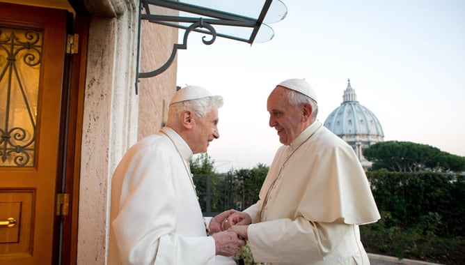 Imagen facilitada por el Osservatore Romano que muestra al papa Francisco (d), saludando a su predecesor, el papa emérito Benedicto XVI en el monasterio Mater Ecclesiae