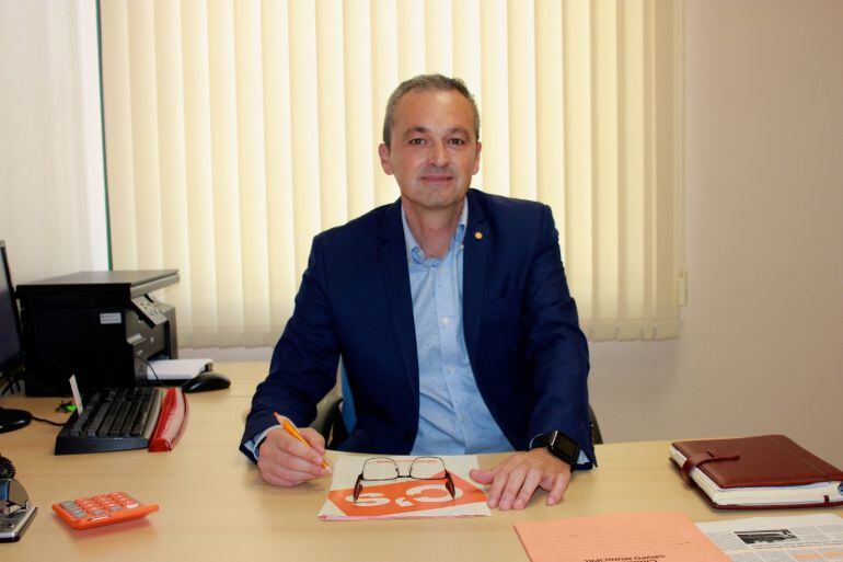 El concejal José Antonio Moreno en su despacho, en el ayuntamiento de Vélez-Málaga, cuiando aún era edil de Ciudadanos 