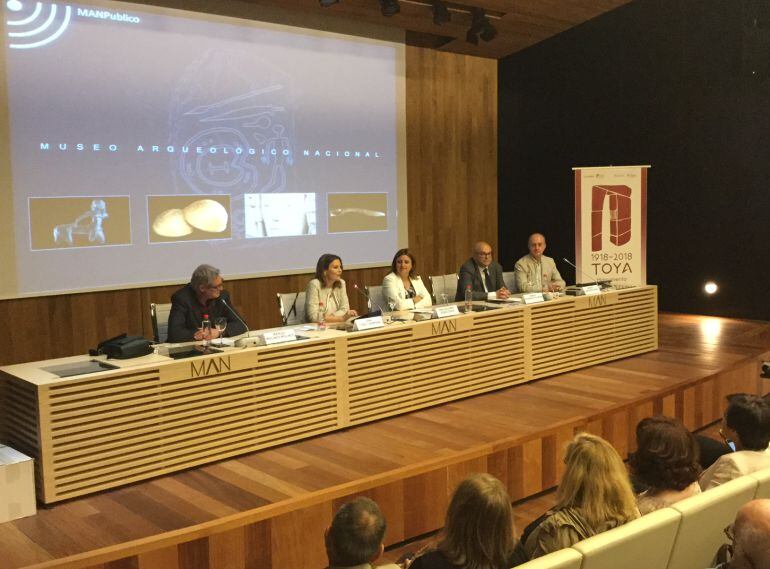 Autoridades provinciales presentan junto a la alcaldesa de Peal de Becerro el programa conmemorativo del centenario de la declaracion de Monumentos Histórico Artistico de la Cámara de Toya