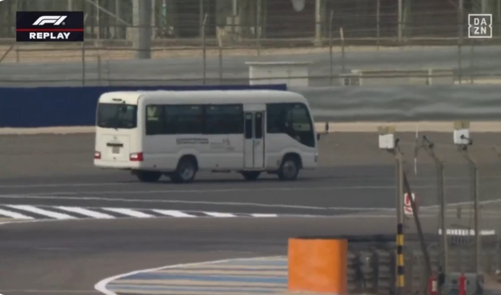 Un autobús irrumpe en la pista del circuito de Sakhir