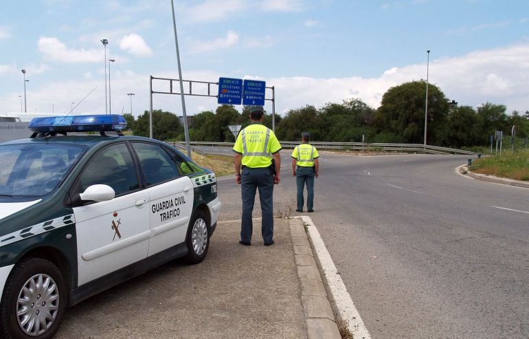 Una pareja de la guardia civil de tráfico en un control